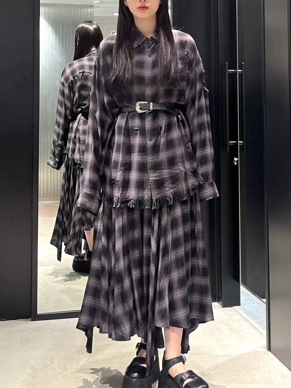 ブラック系のシャツ/ブラウス、ブラック系のサンダル、ブラック系のスカートを着用したレディースの春コーディネートの4枚目の写真