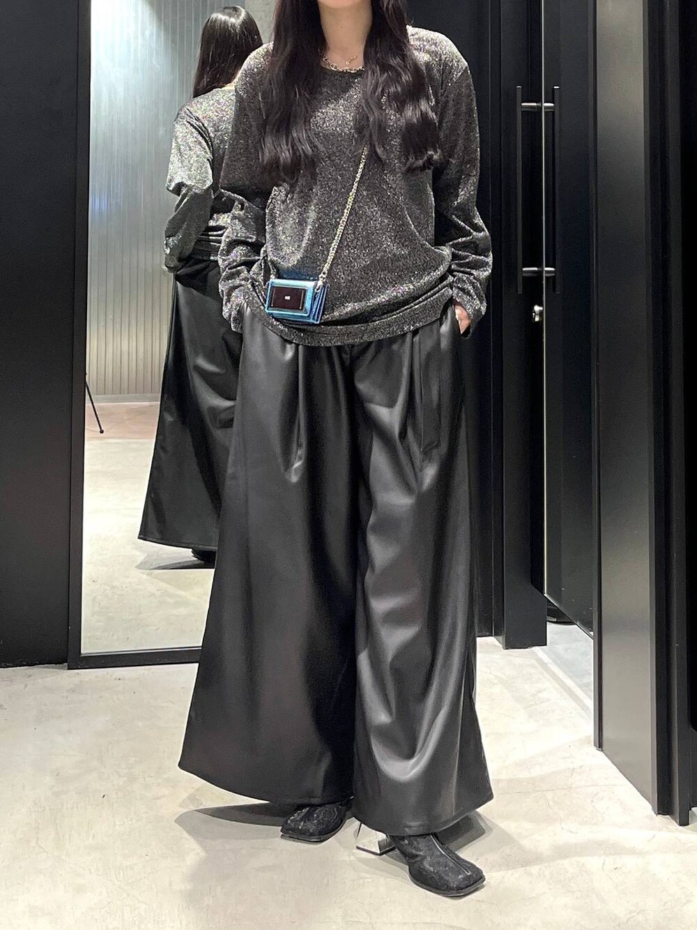 「着痩せ・細見え、モード、きれいめ、休日コーデ、デート/ロマンティック、女子会、バッグ、ベルト、ネックレス、HARE、ブーツ」｜「HAREのHAREロゴチェーンミニウォレット(HARE)（財布、ブルー系）」を使った、すずかぜさん（レディース・162cm）の冬コーディネートの3枚目の写真