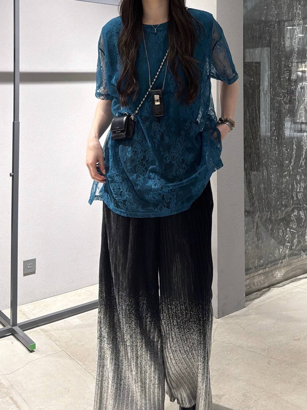 ブラック系のサンダル、ブラック系のその他パンツ、ブルー系のTシャツ/カットソーを着用したレディースの春コーディネートの2枚目の写真