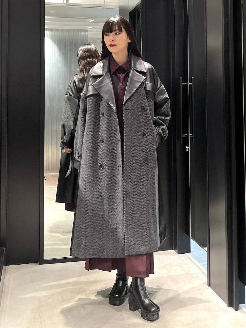 「HARE、着痩せ・細見え、モード、きれいめ、休日コーデ、デート/ロマンティック、女子会、バッグ、ベルト、ネックレス、ブーツ」｜「HAREのウーリーテックイソザイキリカエコート(HARE)（チェスターコート、グレー系）」を使った、すずかぜさん（レディース・162cm）の秋コーディネートの5枚目の写真