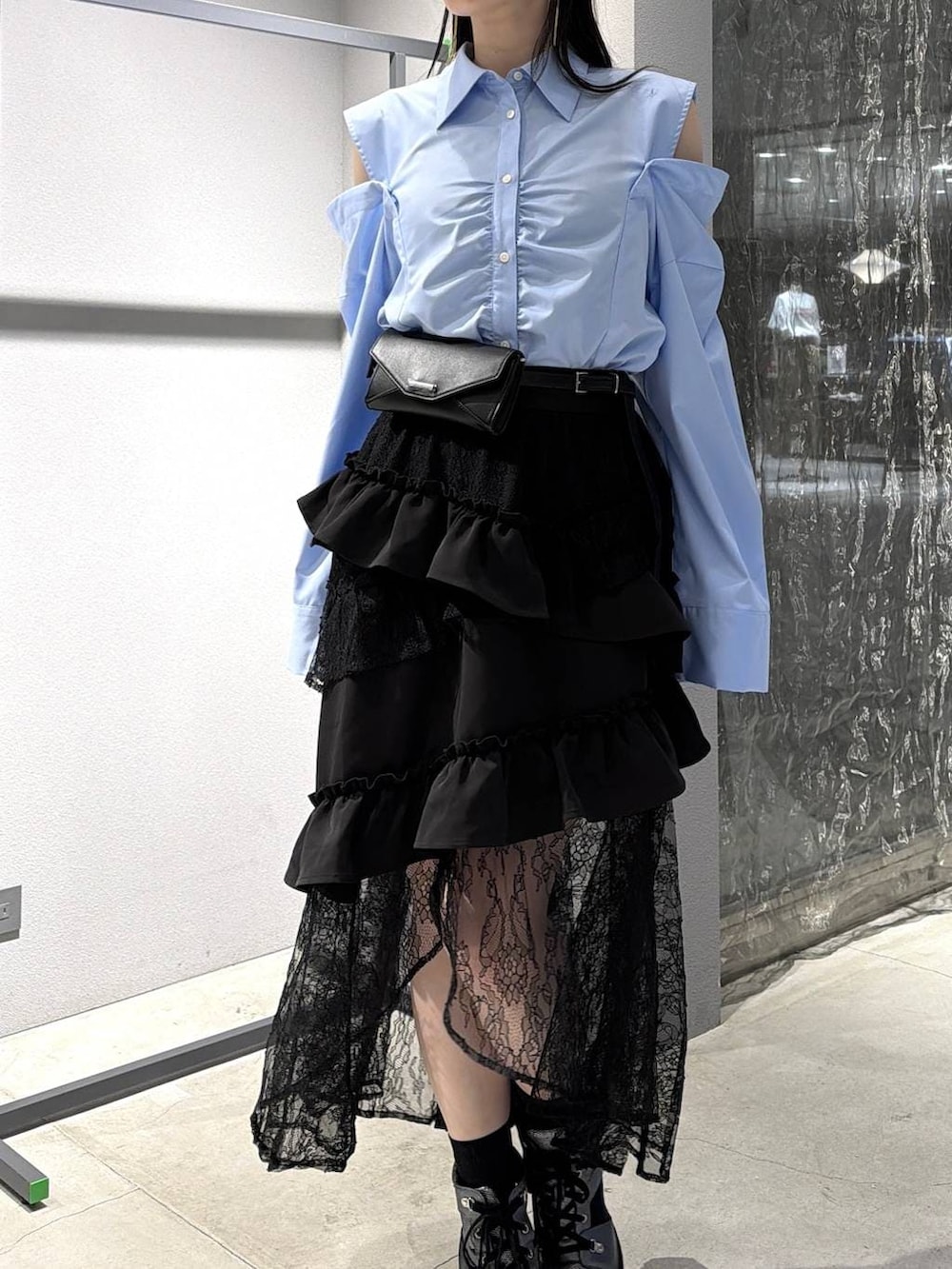 シルバー系のブーツ、ブラック系のスカート、ブラック系のボディバッグ/ウエストポーチを着用したレディースの春コーディネートの3枚目の写真