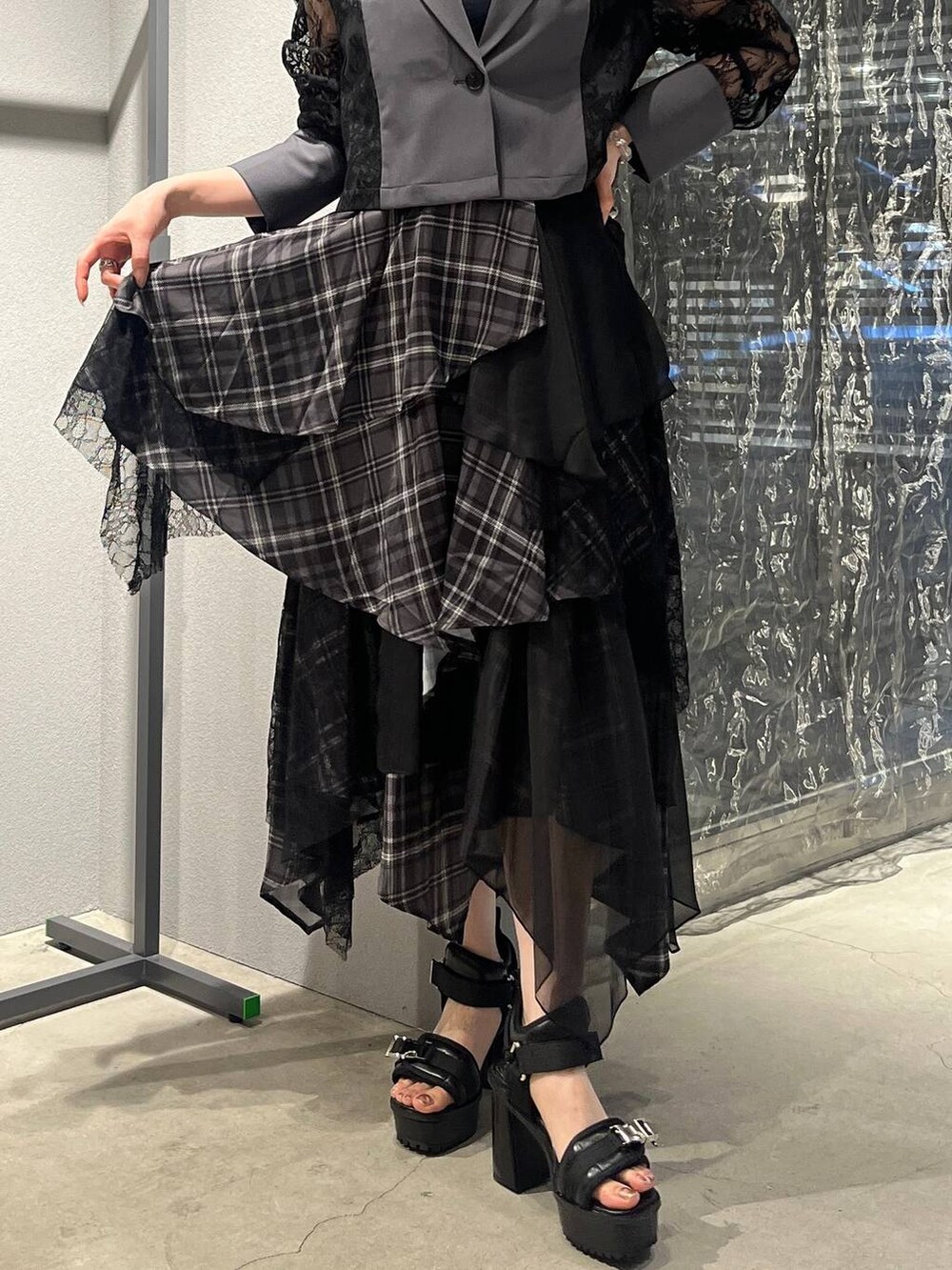 「着痩せ・細見え、モード、きれいめ、休日コーデ、デート/ロマンティック、女子会、バッグ、ベルト、ネックレス、HARE、ブーツ」｜「HAREのボールミックスラリエットネックレス(HARE)（ネックレス、ホワイト系）」を使った、すずかぜさん（レディース・162cm）の夏コーディネートの4枚目の写真