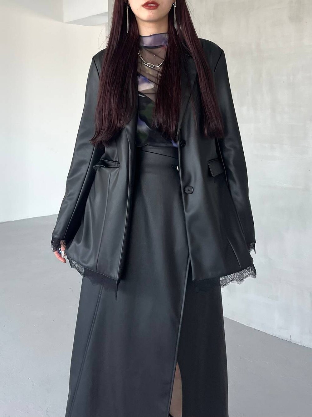 ブラック系のスカート、ブラック系のテーラードジャケット、その他のTシャツ/カットソーを着用したレディースの夏コーディネートの8枚目の写真