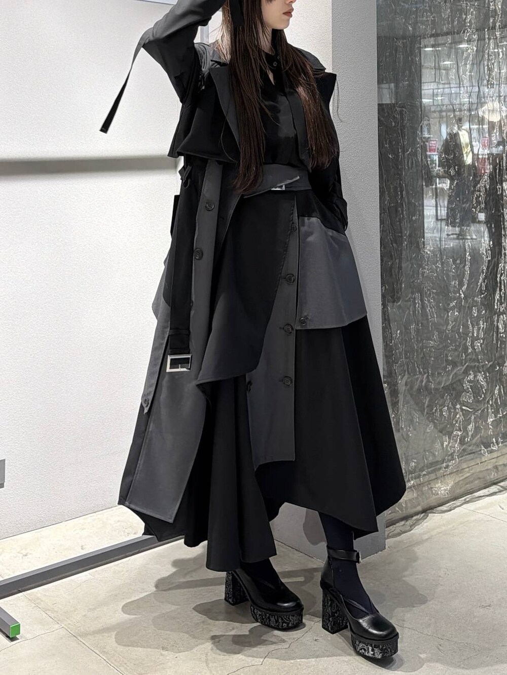 ブラック系のパンプス、ブラック系のシャツ/ブラウス、ブラック系のスカートを着用したレディースの冬コーディネートの5枚目の写真