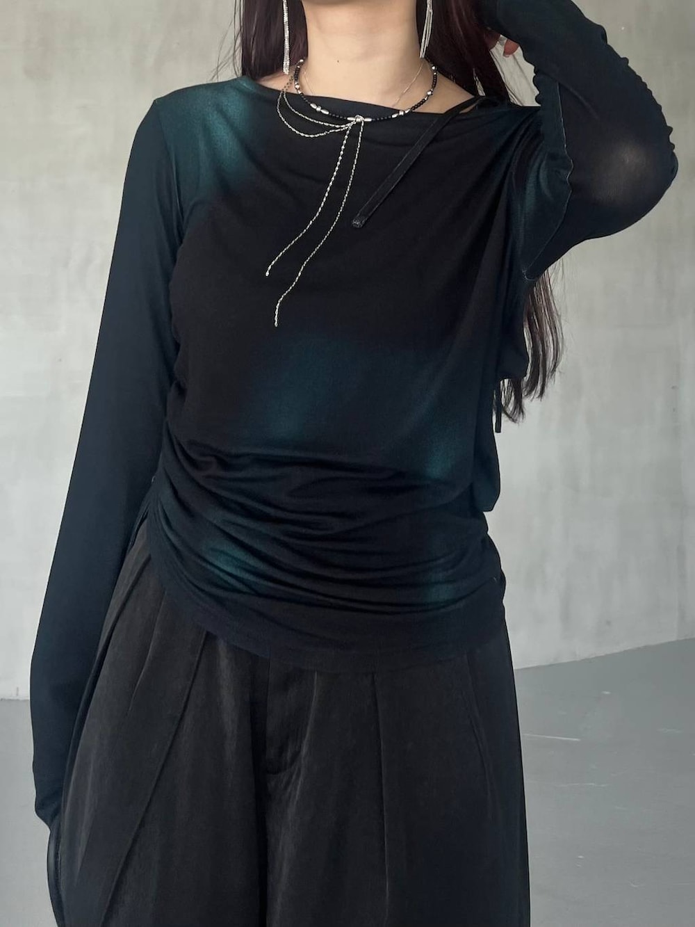 ブラック系のショルダーバッグ、ブラック系のその他パンツ、グリーン系のTシャツ/カットソーを着用したレディースの夏コーディネートの3枚目の写真