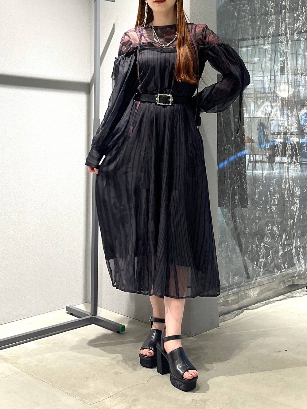 「着痩せ・細見え、モード、きれいめ、休日コーデ、デート/ロマンティック、女子会、バッグ、ベルト、ネックレス、HARE、ブーツ」｜「HAREのボールミックスラリエットネックレス(HARE)（ネックレス、シルバー系）」を使った、すずかぜさん（レディース・162cm）の夏コーディネートの2枚目の写真