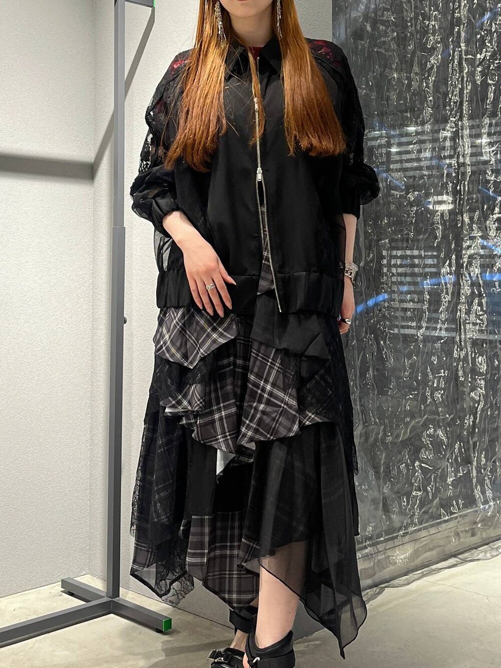 「着痩せ・細見え、モード、きれいめ、休日コーデ、デート/ロマンティック、女子会、バッグ、ベルト、ネックレス、HARE、ブーツ」｜「HAREのレースウェーブキリカエブルゾン(HARE)（ブルゾン、ブラック系）」を使った、すずかぜさん（レディース・162cm）の夏コーディネートの4枚目の写真