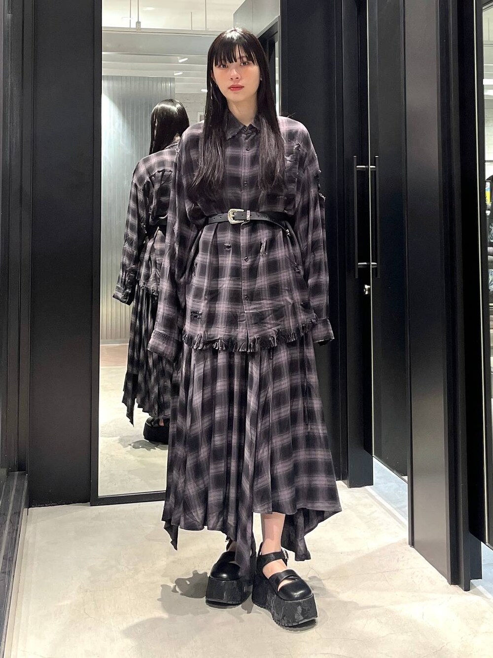 ブラック系のシャツ/ブラウス、ブラック系のサンダル、ブラック系のスカートを着用したレディースの春コーディネートの5枚目の写真