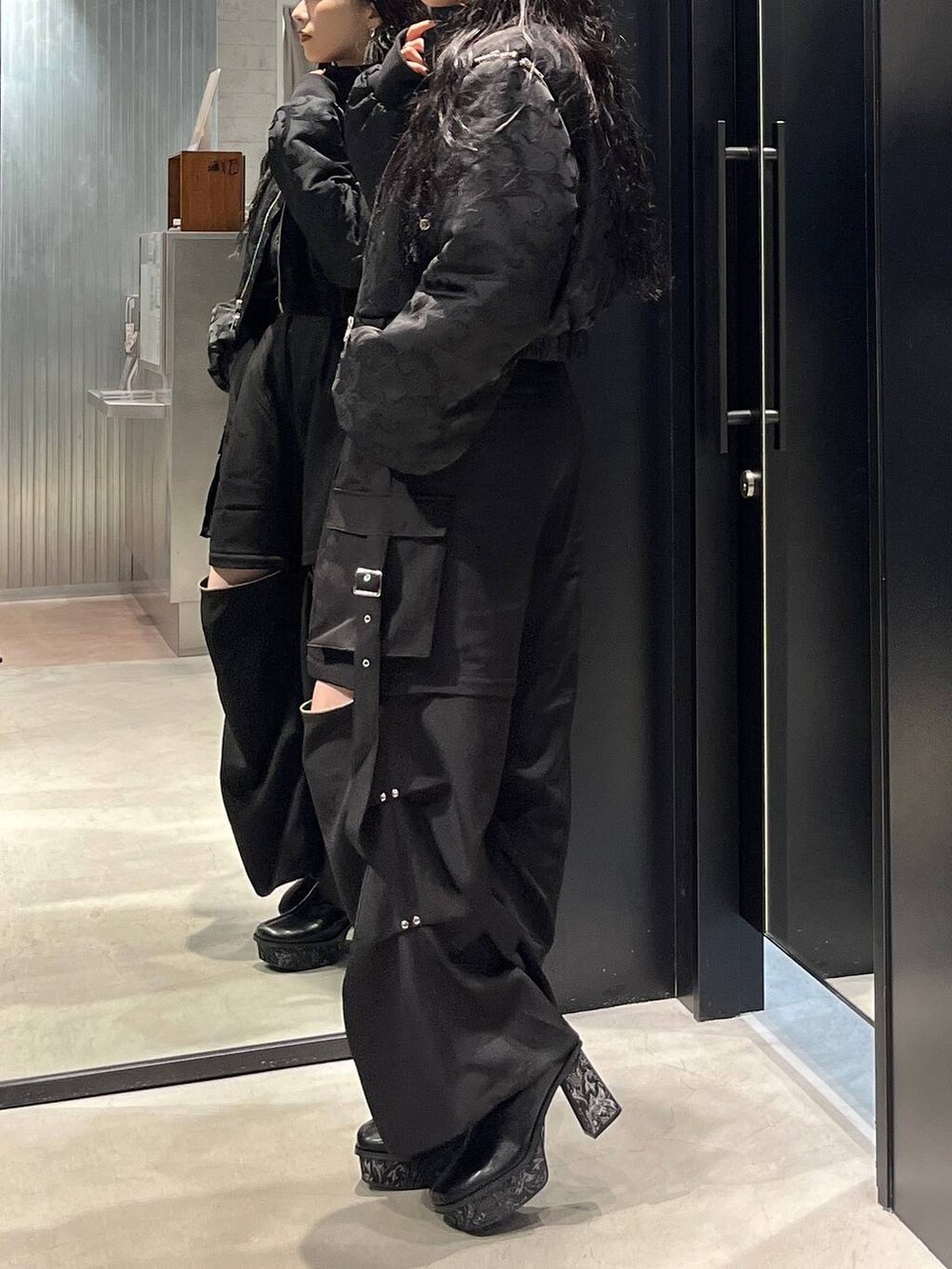 ブラック系のブルゾン、ブラック系のカーゴパンツ、ブラック系のシャツ/ブラウスを着用したレディースの秋コーディネートの5枚目の写真