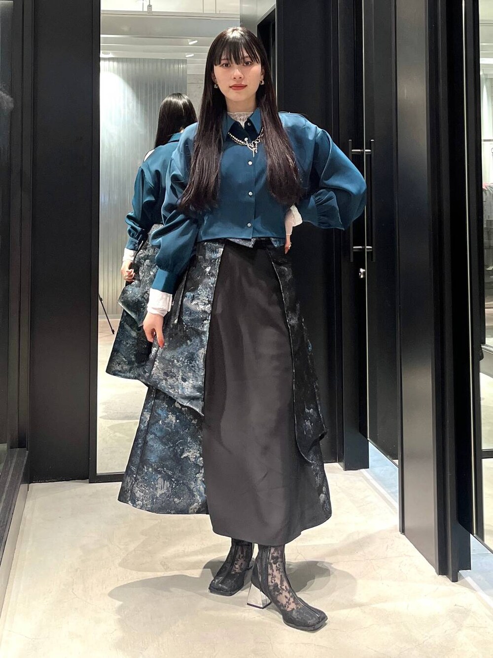 ブラック系のブーツ、グリーン系のシャツ/ブラウス、グリーン系のスカートを着用したレディースの春コーディネートの4枚目の写真