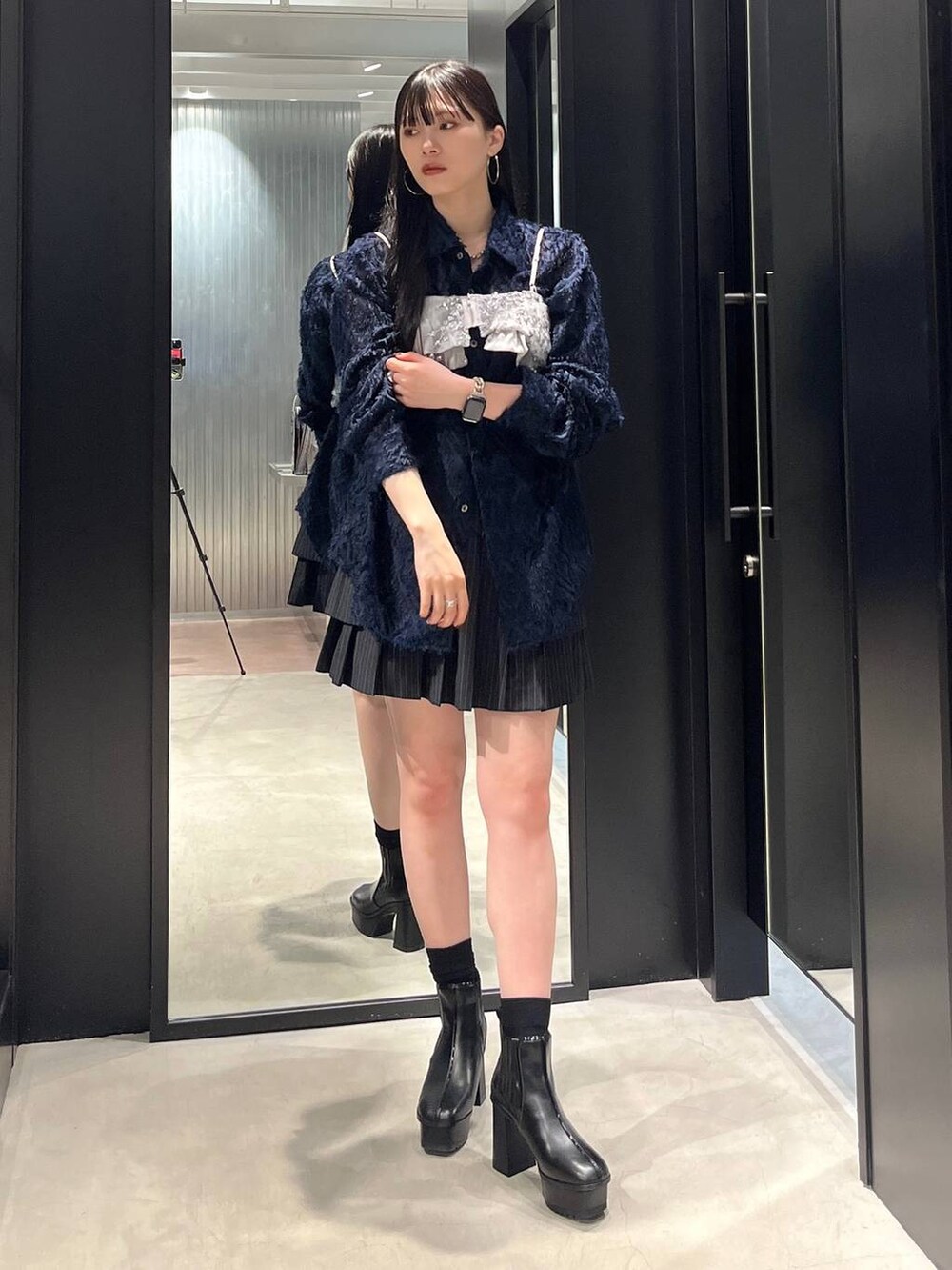 その他のテーラードジャケット、ブラック系のブーツ、ブルー系のシャツ/ブラウスを着用したレディースの夏コーディネートの2枚目の写真