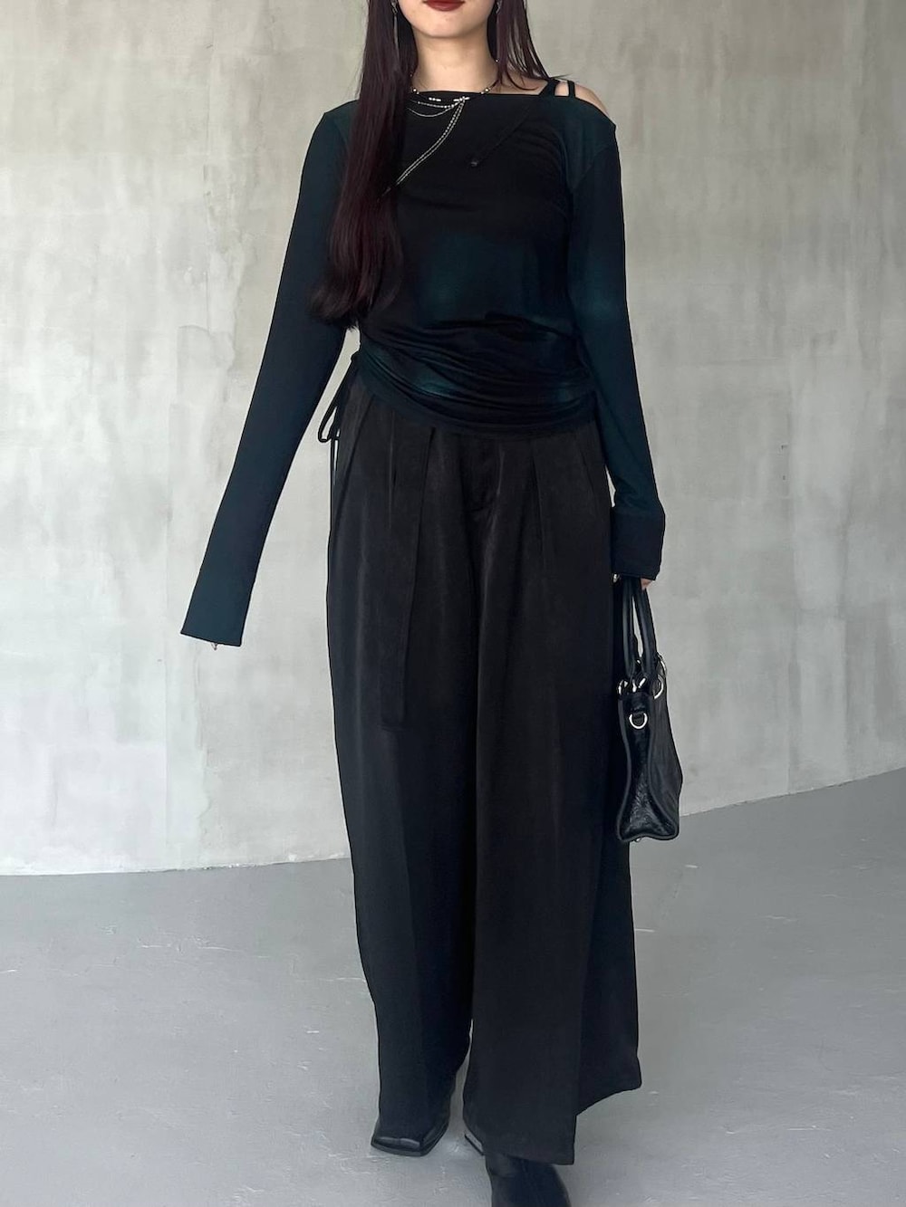 ブラック系のショルダーバッグ、ブラック系のその他パンツ、グリーン系のTシャツ/カットソーを着用したレディースの夏コーディネートの4枚目の写真