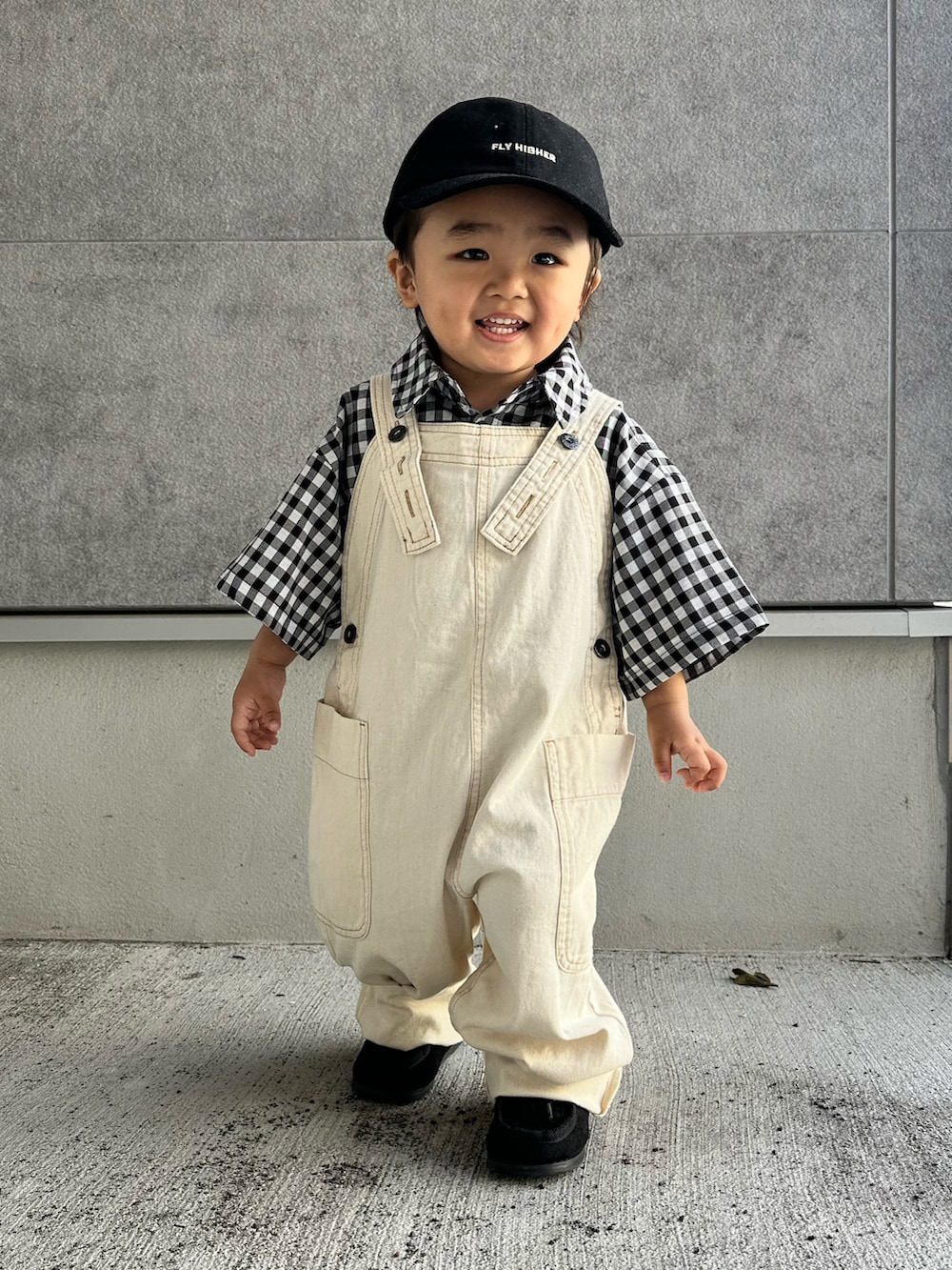 「春夏コーデ、キッズコーデ、男の子、プチプラ、春服コーデ、夏コーデ、サロペット、オーバーオール、ギンガムチェック、モカシンシューズ、b・Room、Life Support Products、GU、モノトーン、シティーボーイ」｜「Life Support Productsの【COTTON from U.S.A】ビッグポケットデニムオーバーオール（80～150cm）（サロペット/オーバーオール、ホワイト系）」を使った、aokunさん（キッズ・90cm）の春コーディネートの2枚目の写真