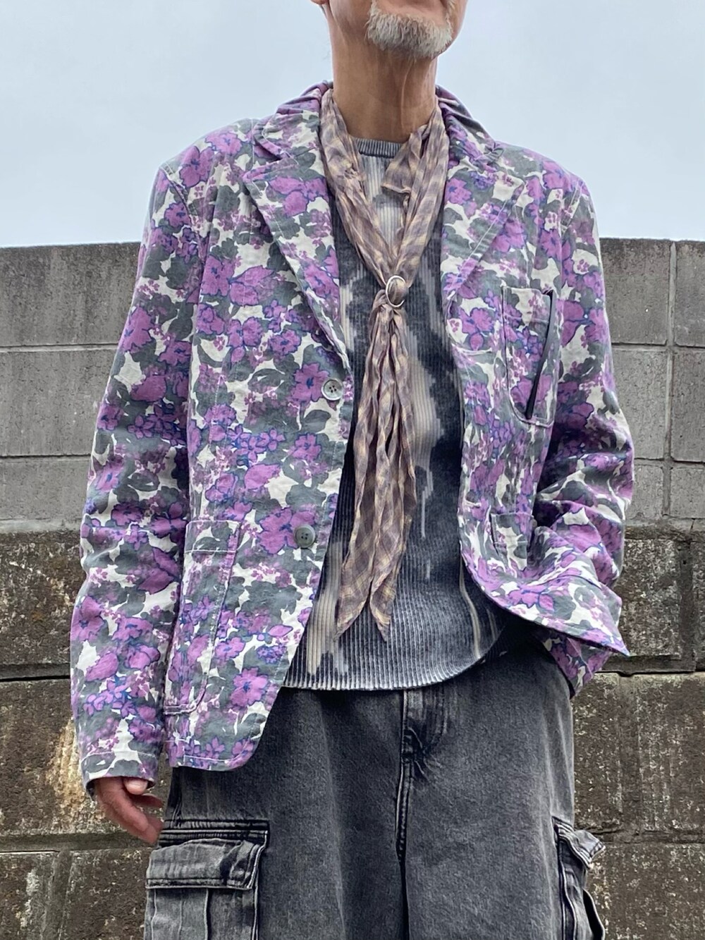「おやじコーデ、ラフ」｜「mercibeaucoup,のアイテム（テーラードジャケット、パープル系）」を使った、0525kazuさん（メンズ・171cm）の春コーディネートの3枚目の写真