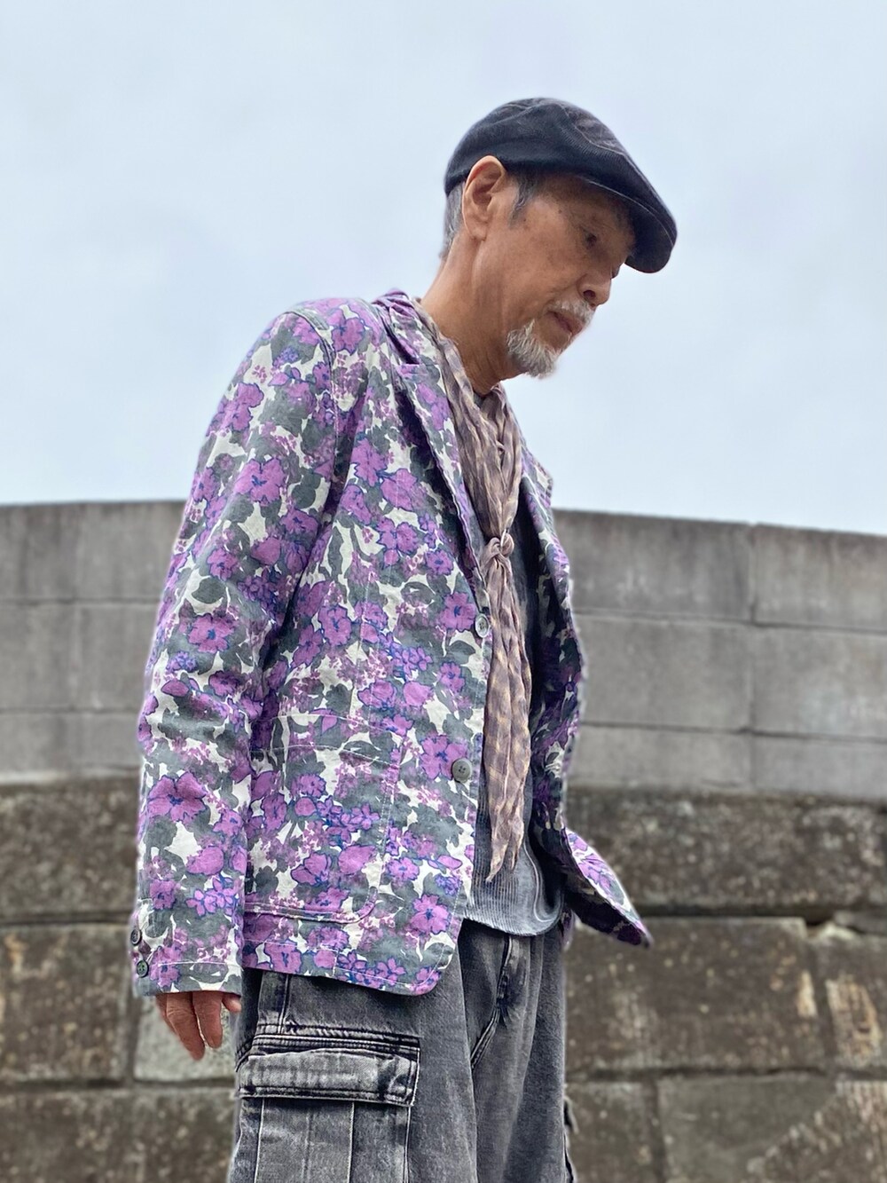 「おやじコーデ、ラフ」｜「mercibeaucoup,のアイテム（テーラードジャケット、パープル系）」を使った、0525kazuさん（メンズ・171cm）の春コーディネートの2枚目の写真