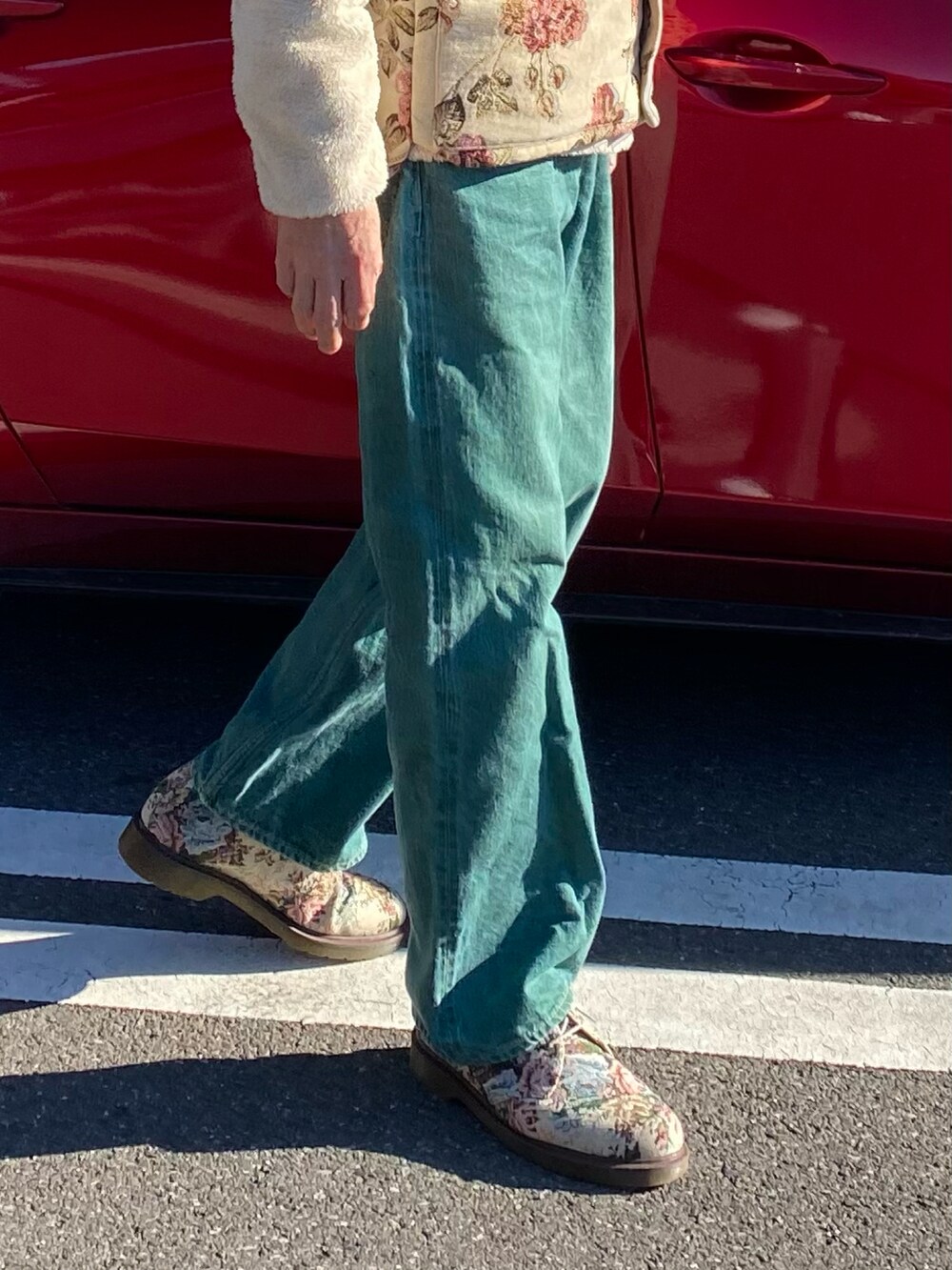 ベージュ系のベスト、グリーン系のデニムパンツ、ベージュ系のその他シューズを着用したメンズの冬コーディネートの3枚目の写真