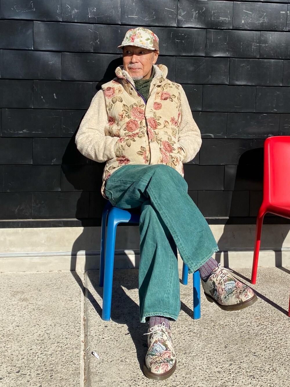 ベージュ系のベスト、グリーン系のデニムパンツ、ベージュ系のその他シューズを着用したメンズの冬コーディネートの5枚目の写真