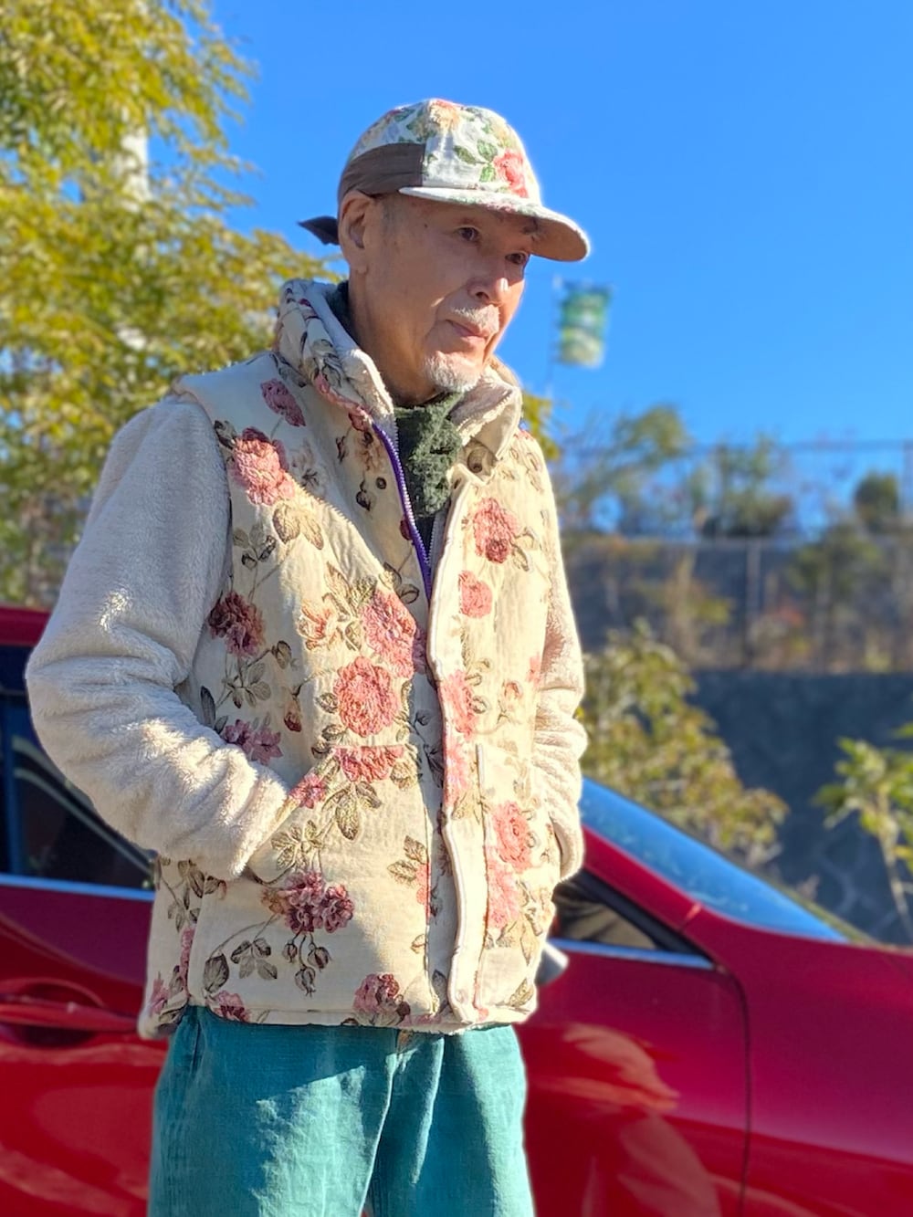 ベージュ系のベスト、グリーン系のデニムパンツ、ベージュ系のその他シューズを着用したメンズの冬コーディネートの4枚目の写真