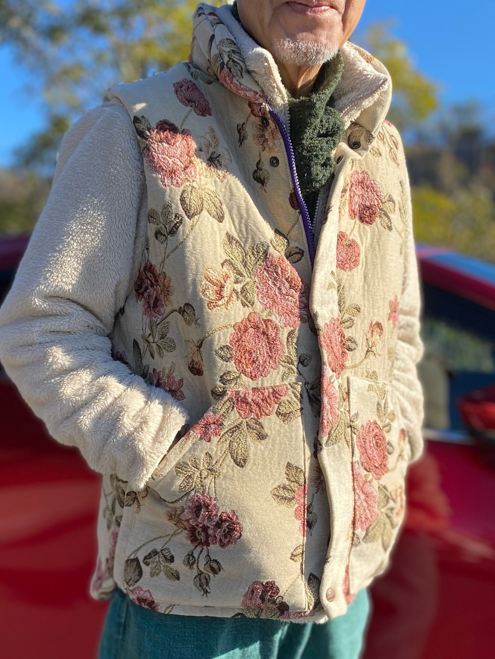 ベージュ系のベスト、グリーン系のデニムパンツ、ベージュ系のその他シューズを着用したメンズの冬コーディネートの2枚目の写真