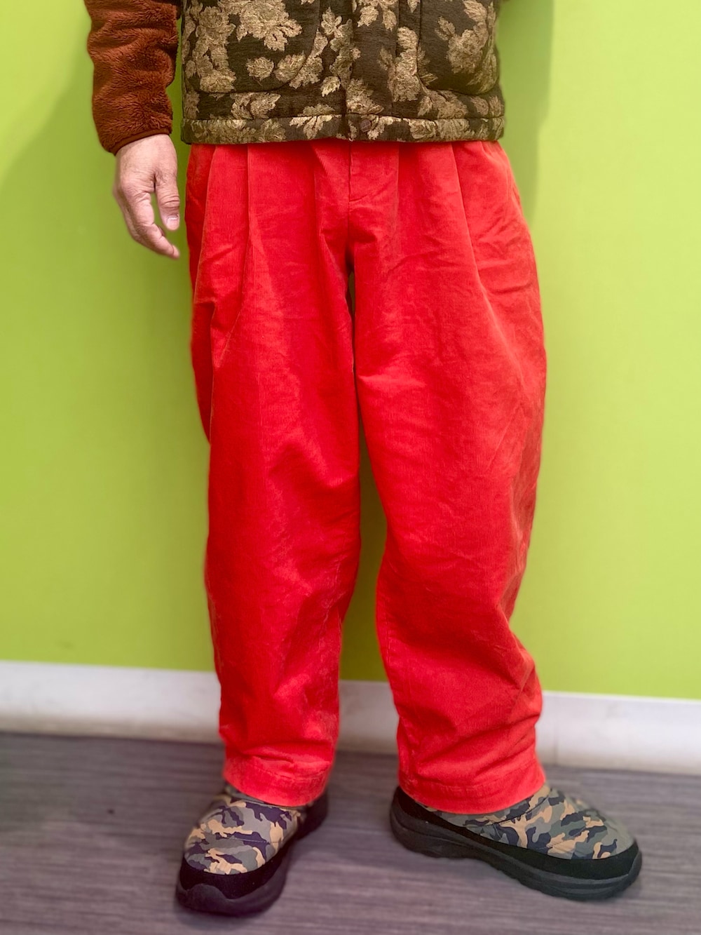 「VOOのアイテム（ベスト、ブラウン系）」を使った、0525kazuさん（メンズ・171cm）の冬コーディネートの3枚目の写真