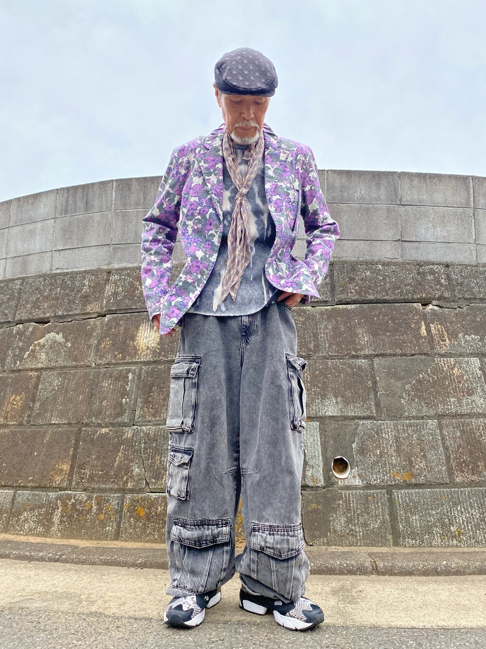 「おやじコーデ、ラフ」｜「mercibeaucoup,のアイテム（テーラードジャケット、パープル系）」を使った、0525kazuさん（メンズ・171cm）の春コーディネートの5枚目の写真