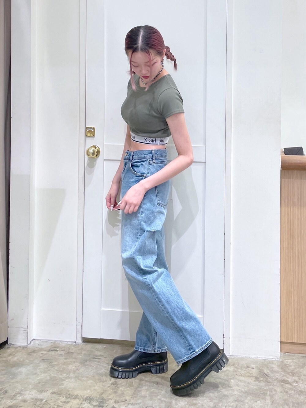 グリーン系のTシャツ/カットソー、ブルー系のデニムパンツ、ブラック系のショルダーバッグを着用したメンズの春コーディネートの2枚目の写真