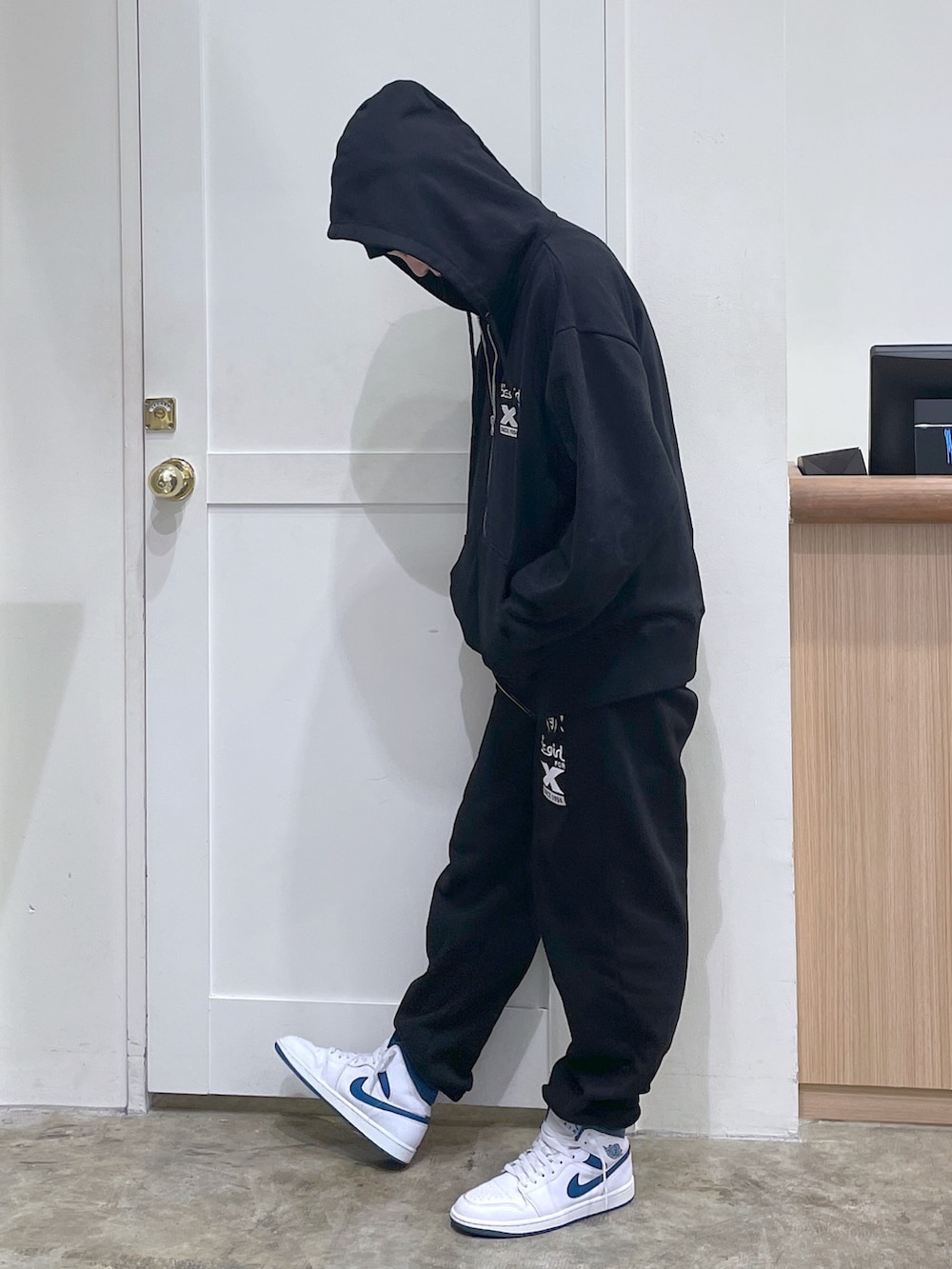 ブラック系のパーカー、ブラック系のスウェットパンツ、ブラック系のニットキャップ/ビーニーを着用したメンズの秋コーディネートの2枚目の写真