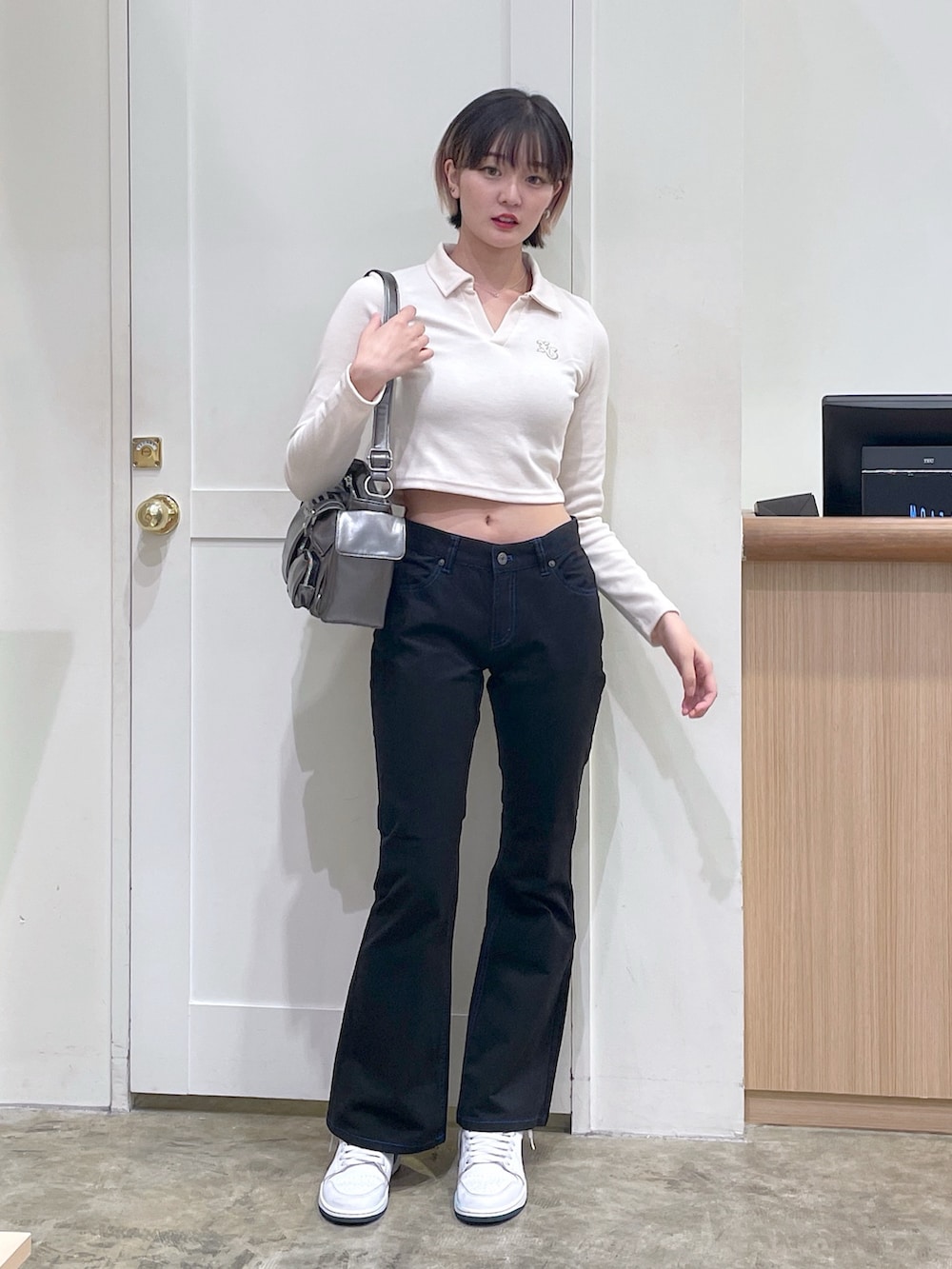 ホワイト系のTシャツ/カットソー、グレー系のハンドバッグ、ブラック系のその他パンツを着用したレディースの秋コーディネートの2枚目の写真