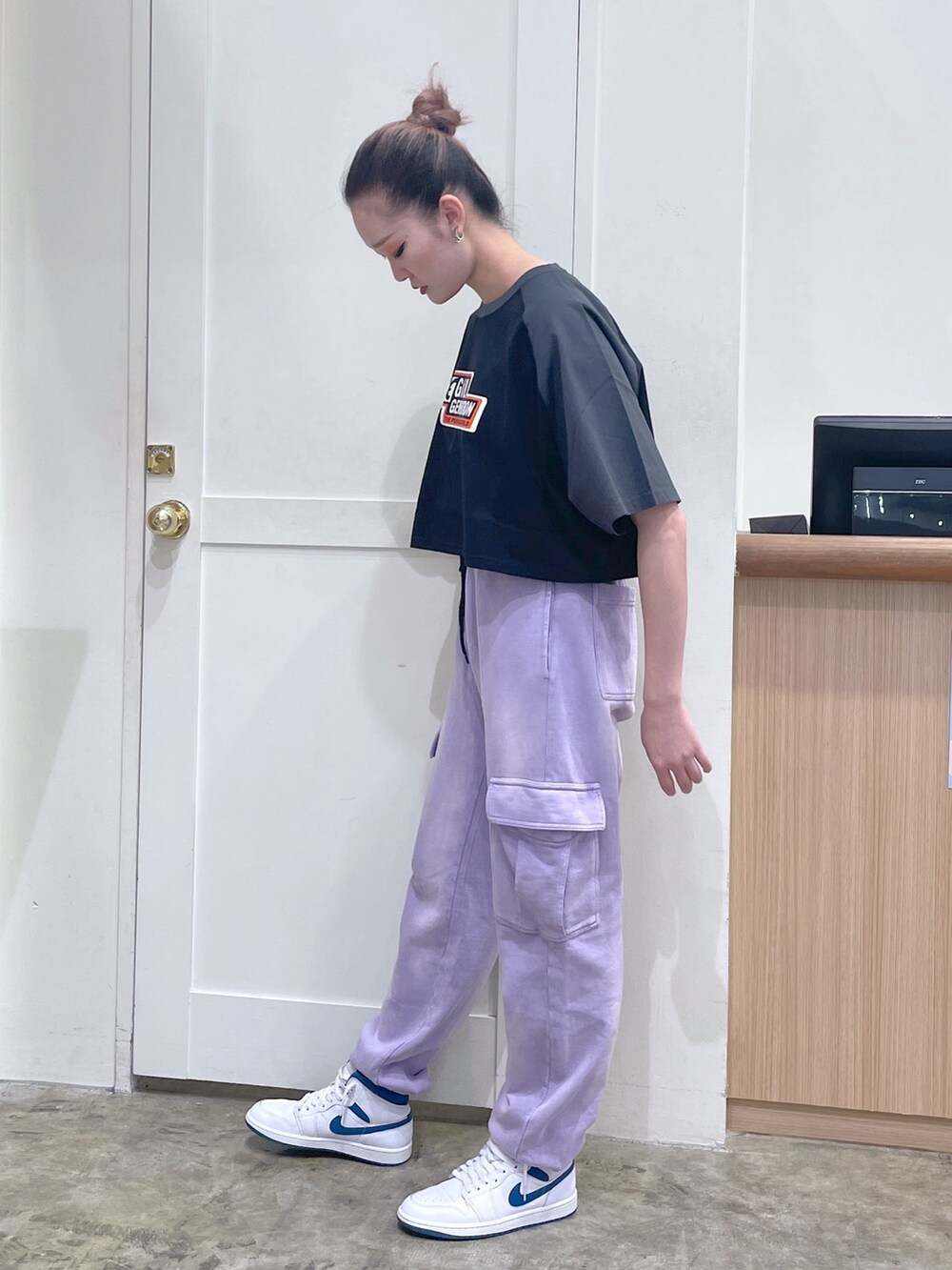 パープル系のスウェットパンツ、ブラック系のTシャツ/カットソー、ブラック系のショルダーバッグを着用したメンズの夏コーディネートの2枚目の写真