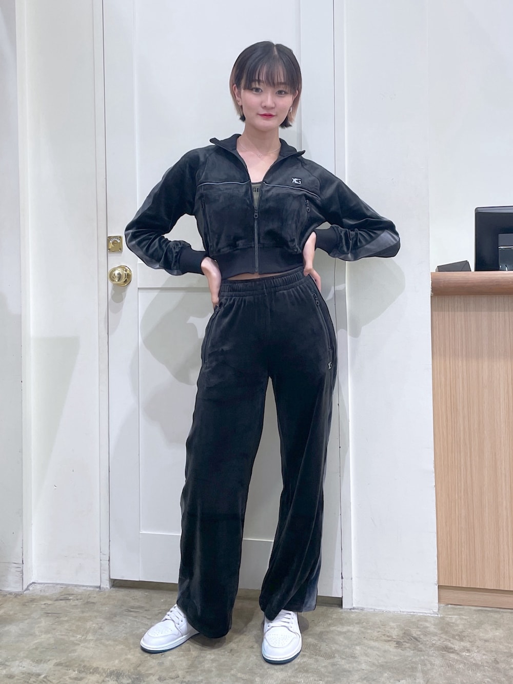 ブラック系のブルゾン、ブラック系のその他パンツ、グリーン系のタンクトップを着用したメンズの秋コーディネートの2枚目の写真