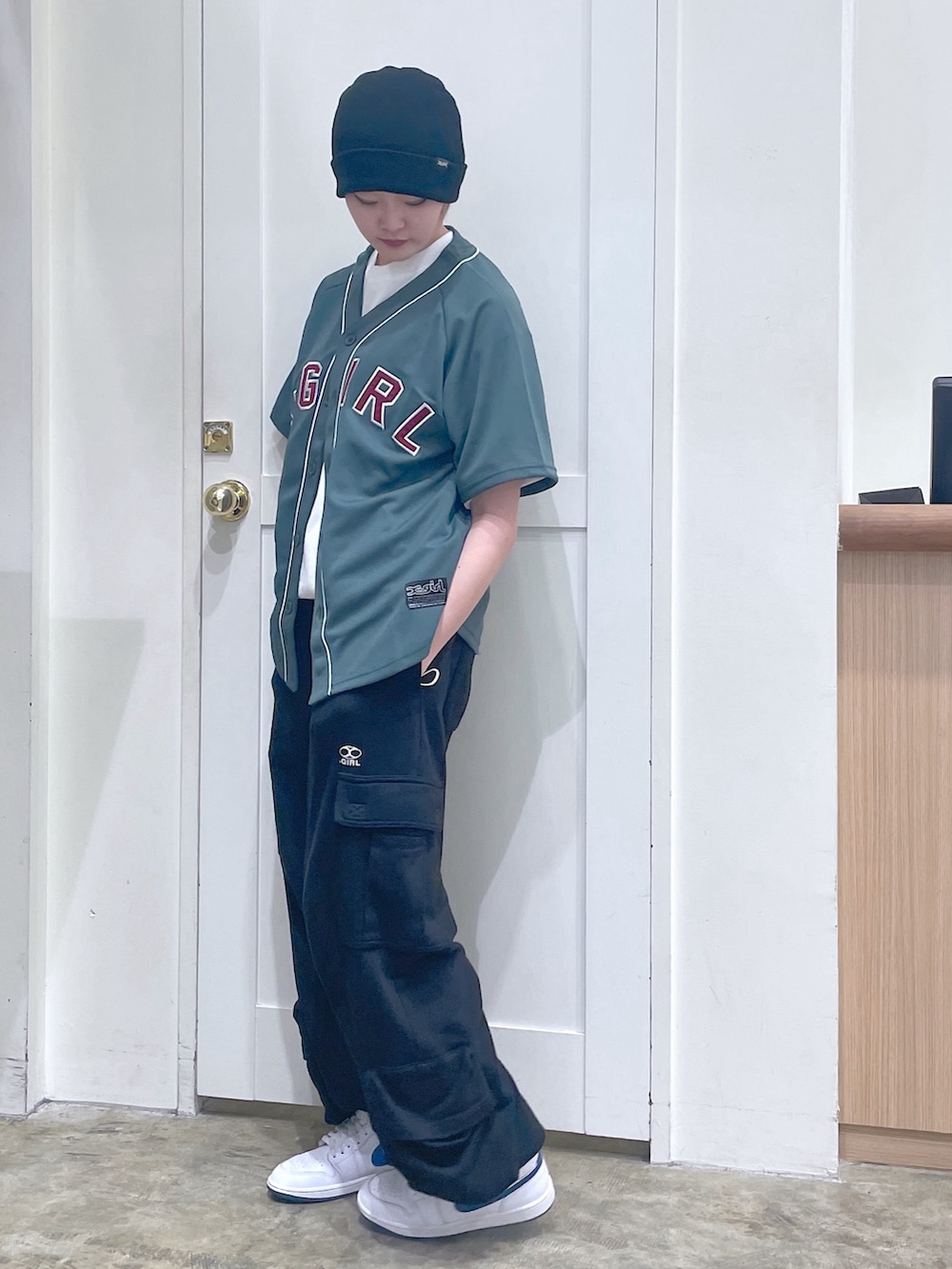 グリーン系のシャツ/ブラウス、ホワイト系のTシャツ/カットソー、ブラック系のスウェットパンツを着用したメンズの夏コーディネートの2枚目の写真
