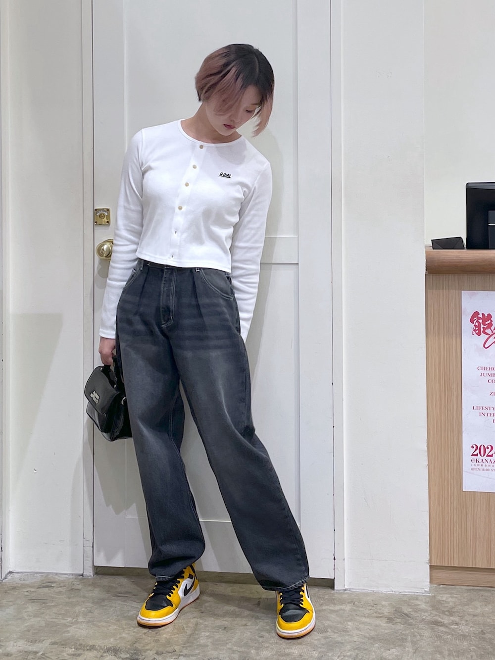 ホワイト系のカーディガン/ボレロ、ブラック系のデニムパンツ、ブラック系のショルダーバッグを着用したメンズの夏コーディネートの2枚目の写真