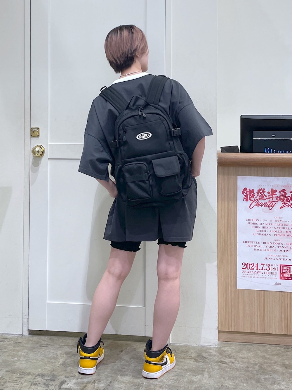 グレー系のワンピース、ブラック系のバックパック/リュック、ブラック系のその他パンツを着用したメンズの夏コーディネートの3枚目の写真