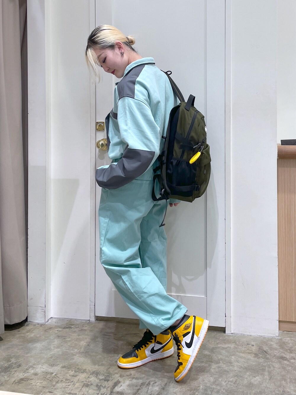 グリーン系のその他パンツ、グリーン系のスウェット、グリーン系のバックパック/リュックを着用したレディースの春コーディネートの2枚目の写真