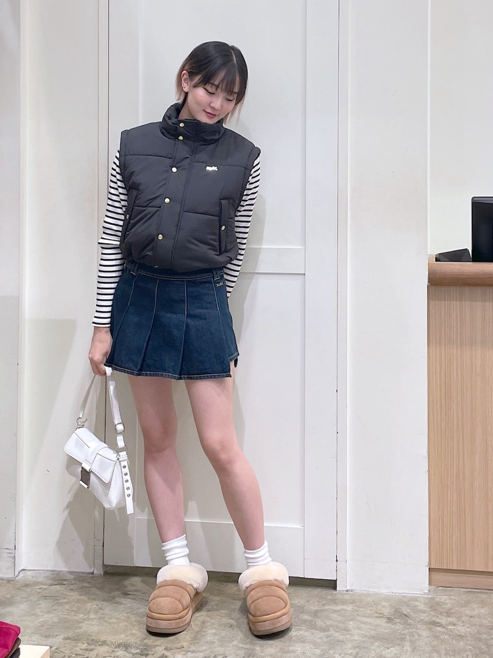 その他のTシャツ/カットソー、ブラック系のブルゾン、ブルー系のデニムスカートを着用したメンズの秋コーディネートの2枚目の写真