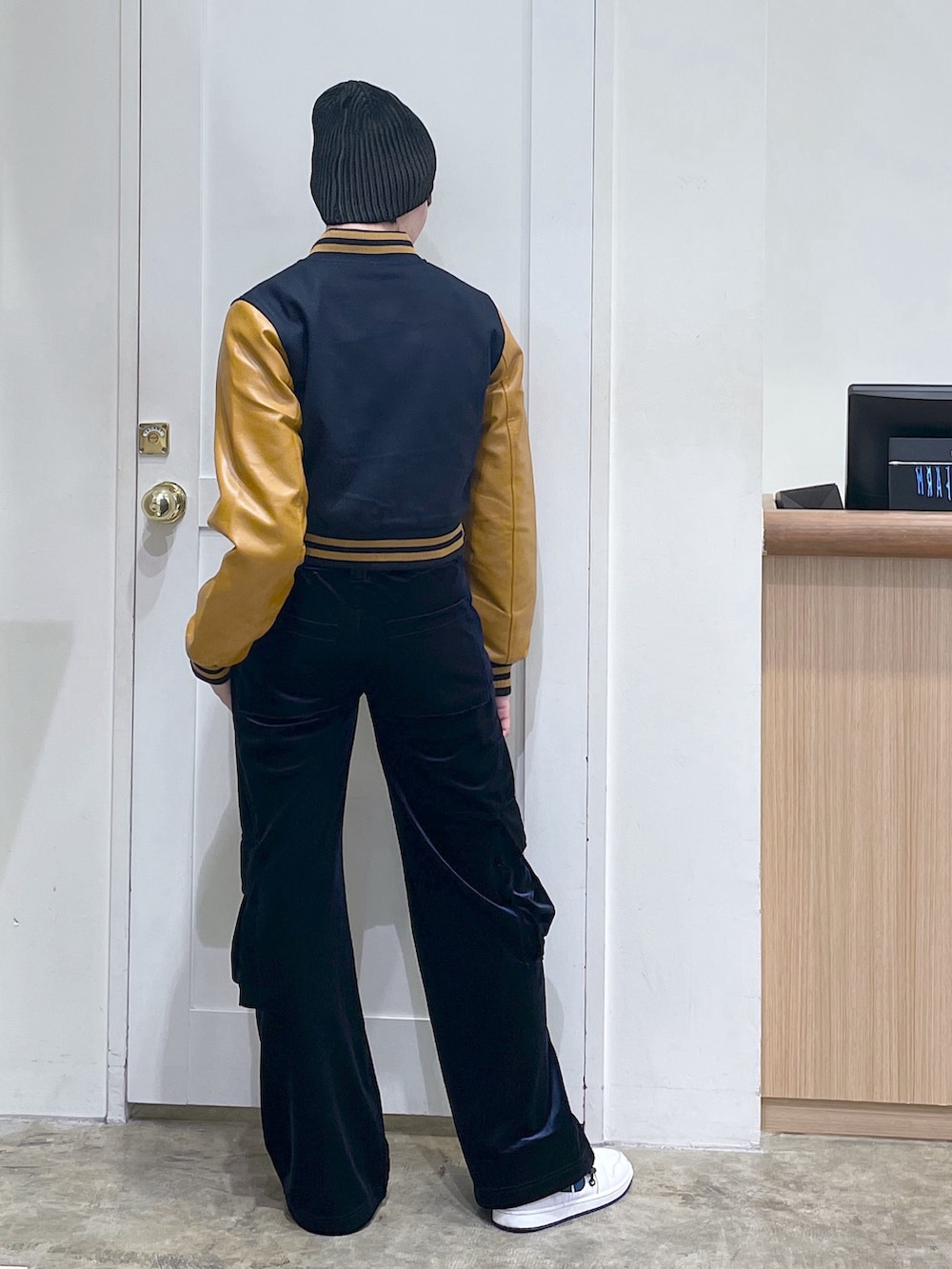 ブルー系のスタジャン、ブルー系のカーゴパンツ、ブラック系のニットキャップ/ビーニーを着用したメンズの秋コーディネートの3枚目の写真