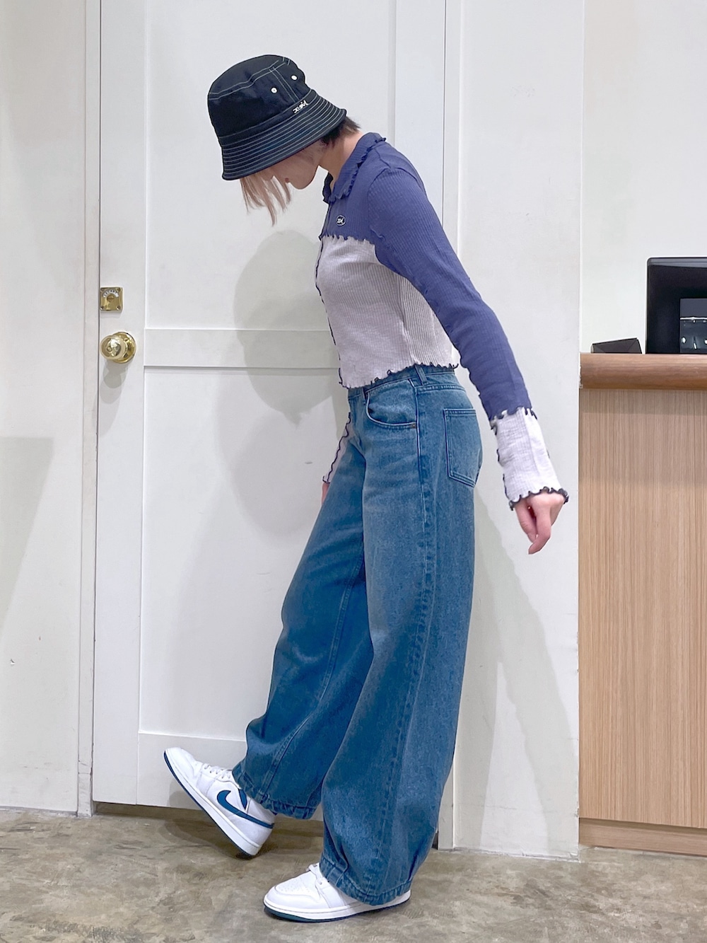 ブルー系のデニムパンツ、ブルー系のシャツ/ブラウス、ブラック系のハットを着用したメンズの秋コーディネートの2枚目の写真