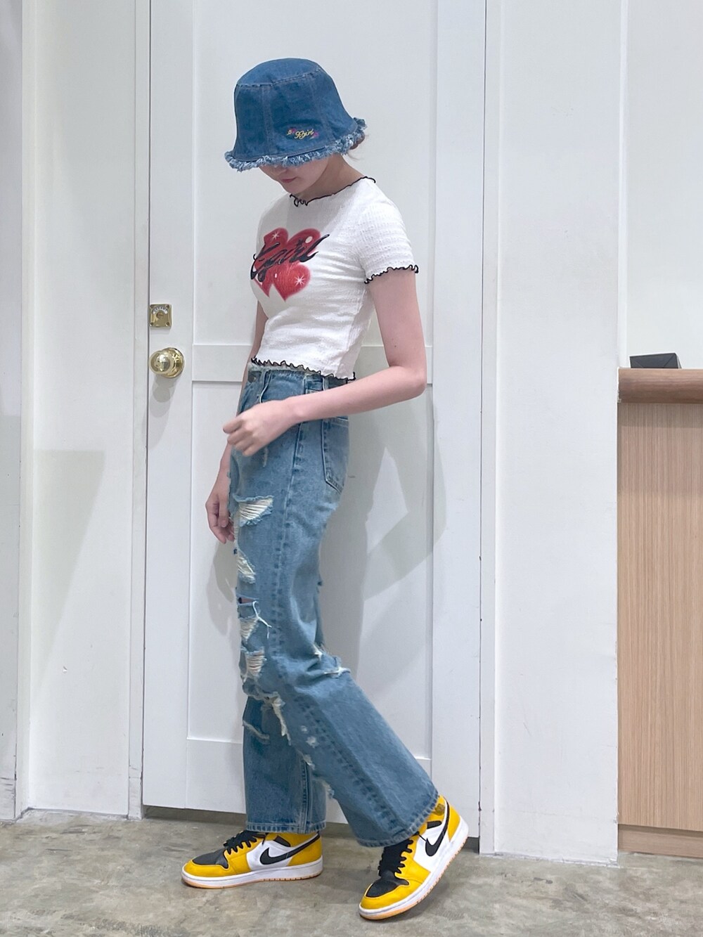 ブルー系のデニムパンツ、ホワイト系のTシャツ/カットソー、ブルー系のハットを着用したメンズの春コーディネートの2枚目の写真