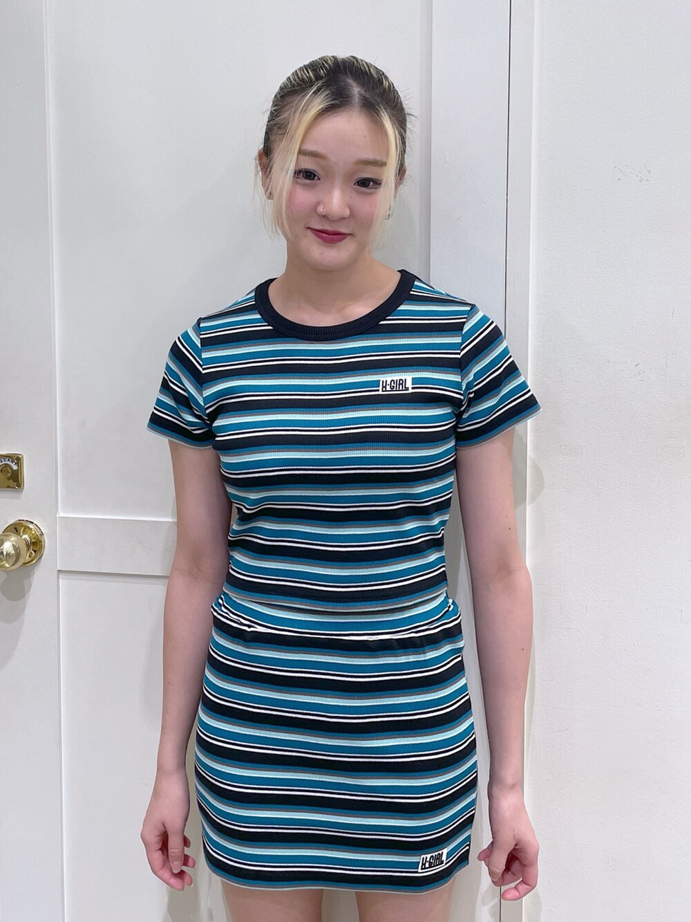 ブラック系のショルダーバッグ、ブラック系のワンピースを着用したレディースの春コーディネートの4枚目の写真