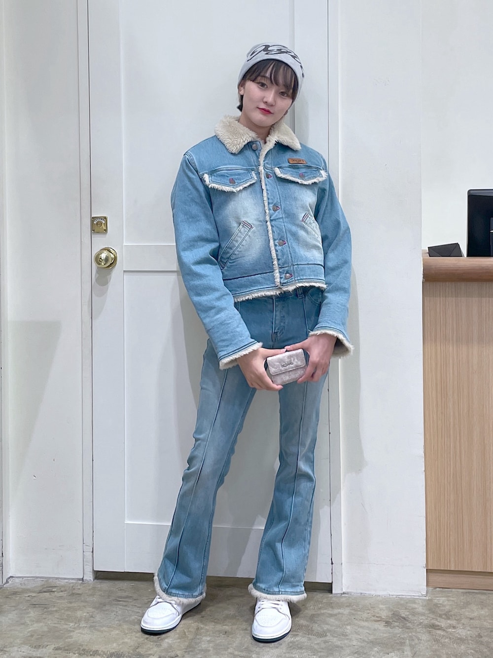 ブルー系のデニムジャケット、ブルー系のデニムパンツ、グレー系のニットキャップ/ビーニーを着用したメンズの秋コーディネートの2枚目の写真