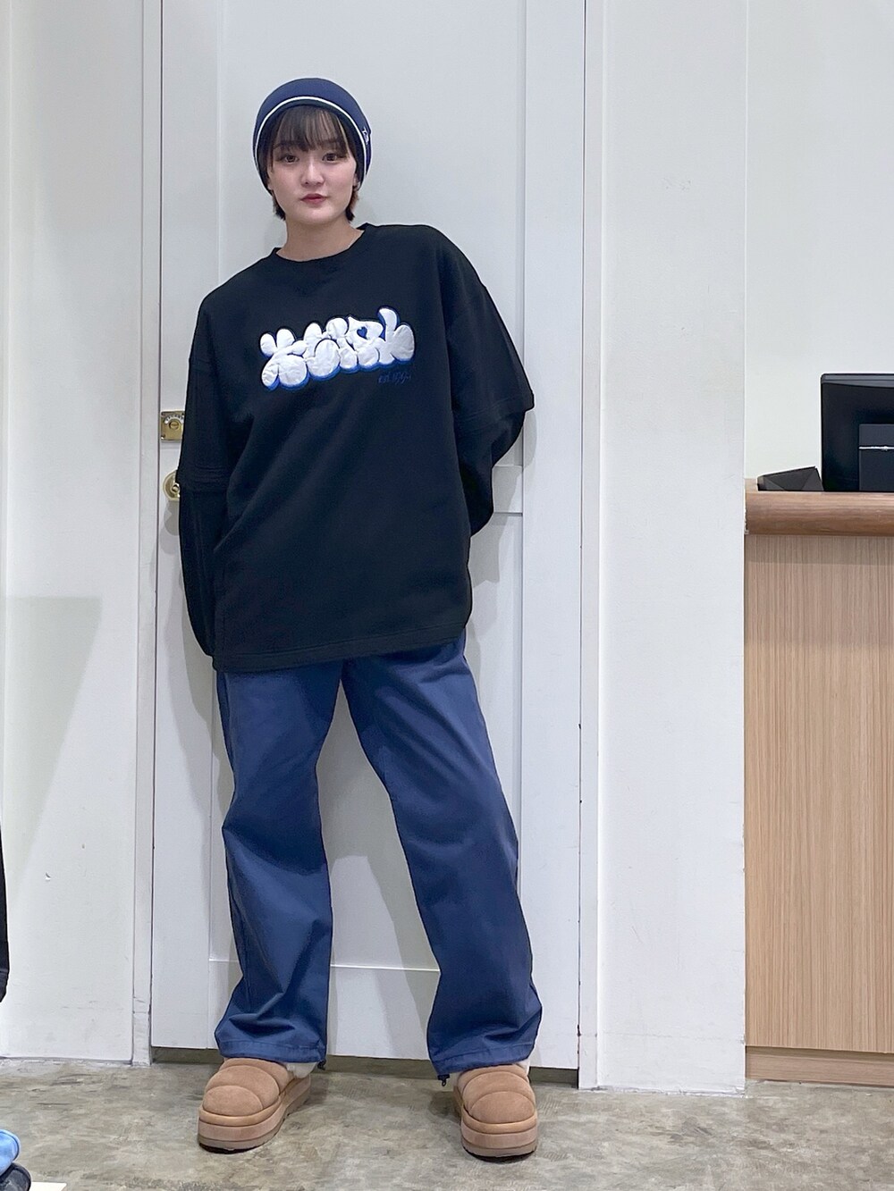 ブラック系のスウェット、ブルー系のその他パンツ、ブラック系のニットキャップ/ビーニーを着用したメンズの秋コーディネートの2枚目の写真