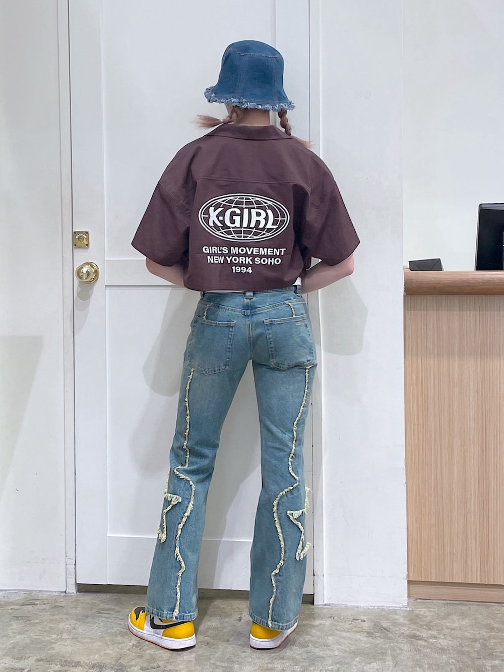 ブルー系のデニムパンツ、ブラウン系のシャツ/ブラウス、ホワイト系のTシャツ/カットソーを着用したメンズの春コーディネートの3枚目の写真