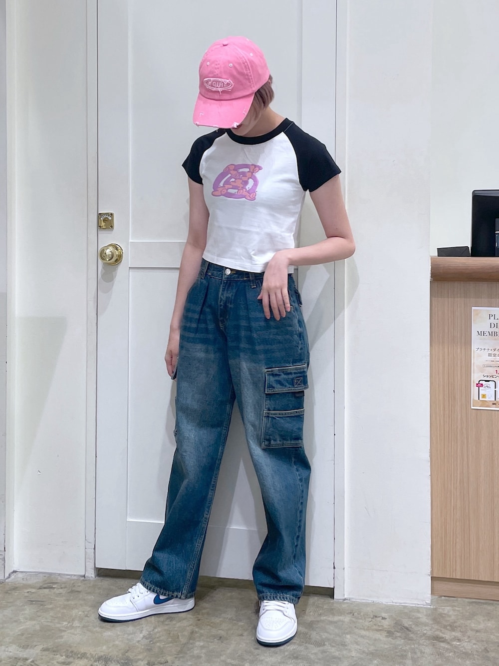ブルー系のカーゴパンツ、ホワイト系のTシャツ/カットソー、ピンク系のキャップを着用したメンズの夏コーディネートの2枚目の写真