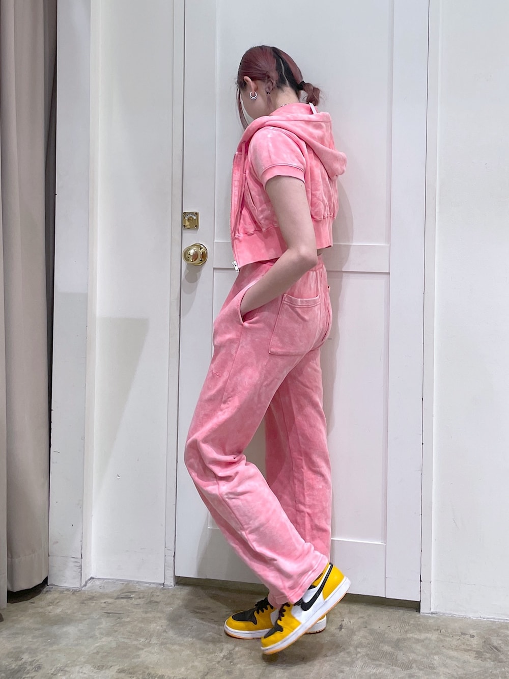 ピンク系のパーカー、ピンク系のスウェットパンツ、ホワイト系のタンクトップを着用したメンズの春コーディネートの2枚目の写真