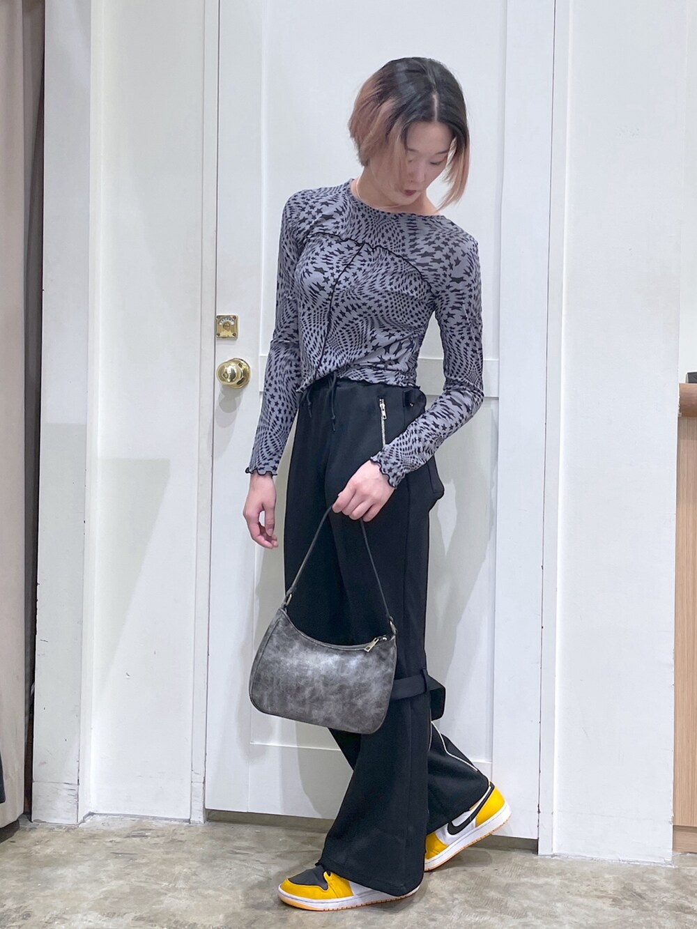 グレー系のTシャツ/カットソー、ブラック系のその他パンツ、ゴールド系のハンドバッグを着用したメンズの夏コーディネートの2枚目の写真