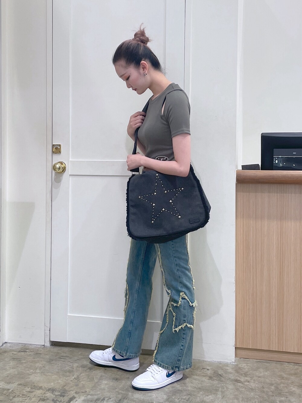 グリーン系のTシャツ/カットソー、ブルー系のデニムパンツ、ブラック系のショルダーバッグを着用したメンズの夏コーディネートの2枚目の写真