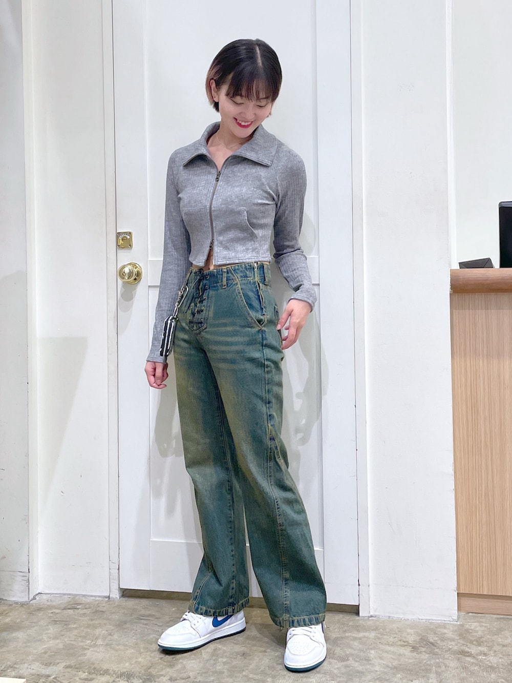 グレー系のTシャツ/カットソー、ブルー系のデニムパンツ、ホワイト系のコインケースを着用したメンズの秋コーディネートの2枚目の写真