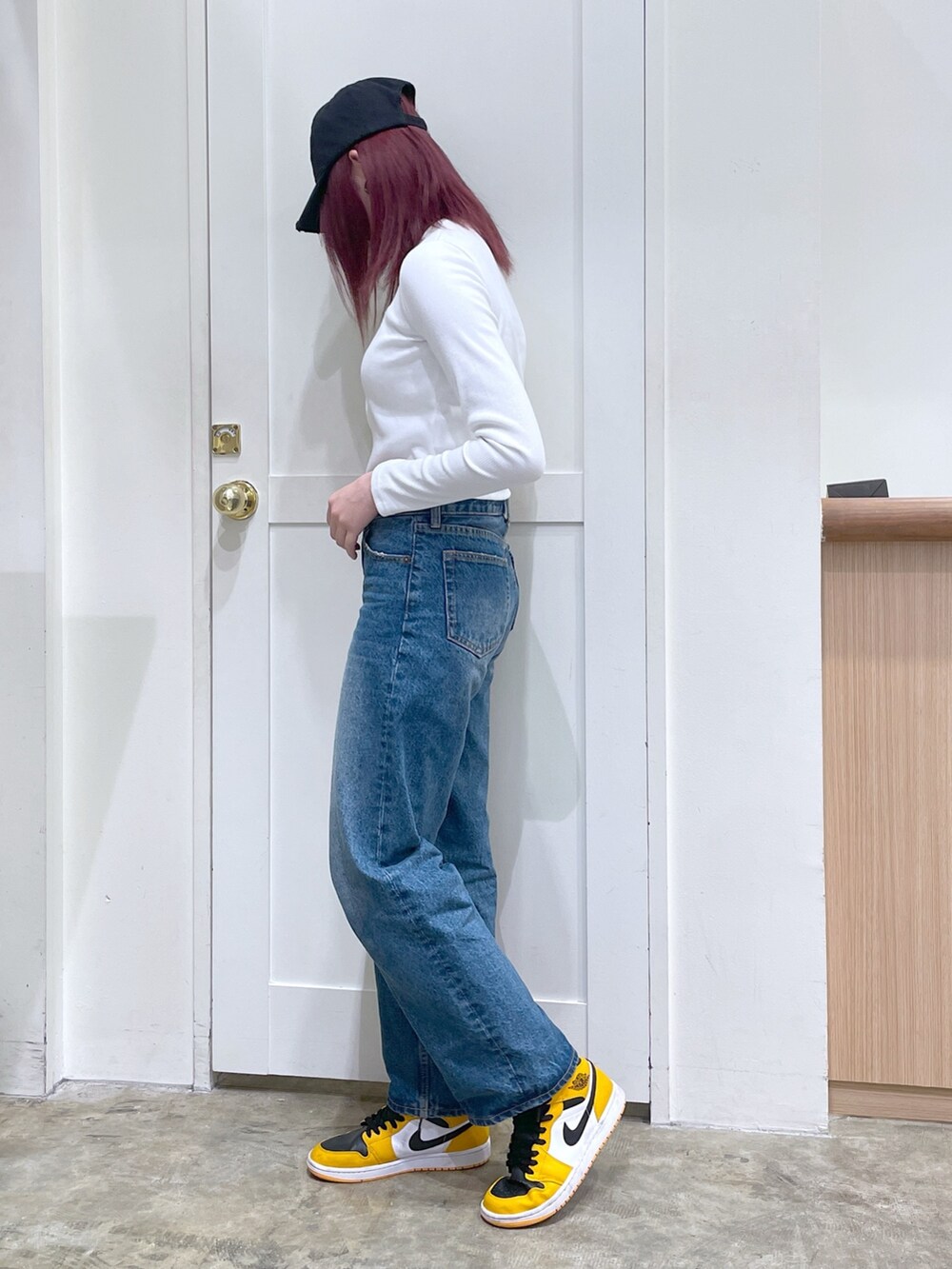 ブルー系のデニムパンツ、ホワイト系のカーディガン/ボレロ、ブラック系のキャップを着用したメンズの春コーディネートの2枚目の写真