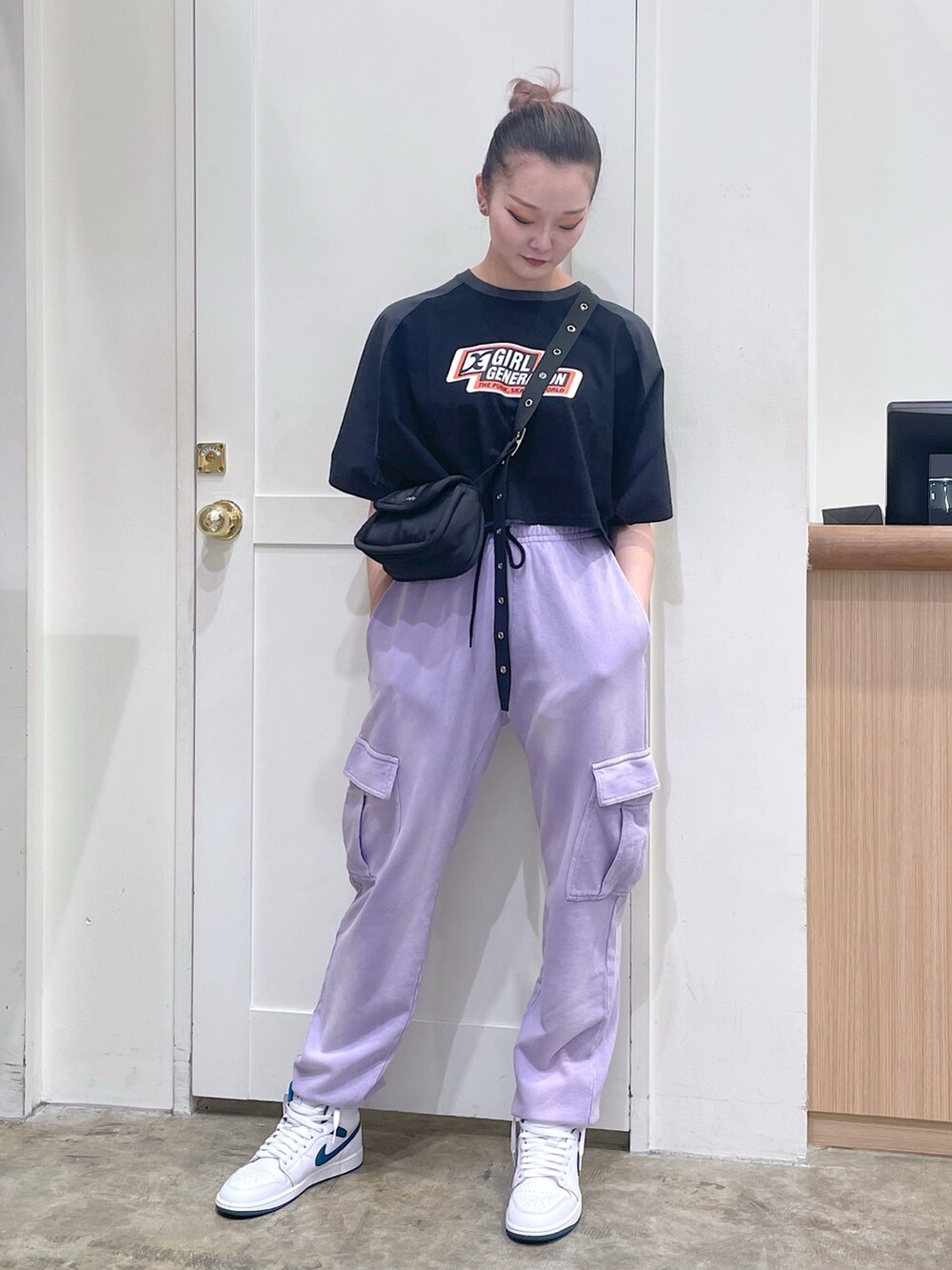 パープル系のスウェットパンツ、ブラック系のTシャツ/カットソー、ブラック系のショルダーバッグを着用したメンズの夏コーディネートの4枚目の写真