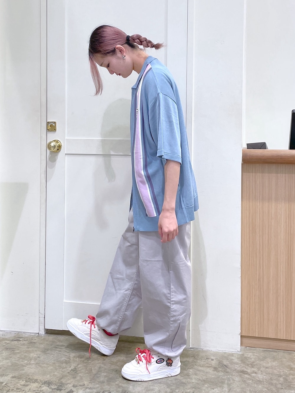 ブルー系のポロシャツ、ホワイト系のTシャツ/カットソー、グレー系のその他パンツを着用したメンズの春コーディネートの2枚目の写真